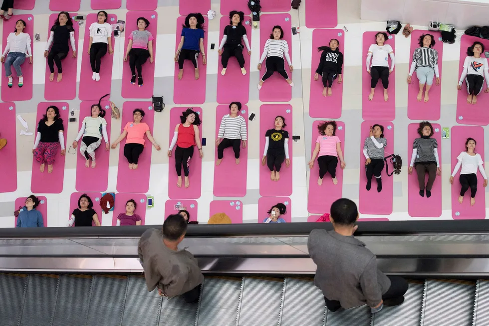 Men look at women attending a yoga session a day ahead of Earth Day, inside a shopping mall in Taiyuan, Shanxi province, China April 21, 2018. Picture taken April 21, 2018. REUTERS/Stringer ATTENTION EDITORS – THIS IMAGE WAS PROVIDED BY A THIRD PARTY. CHINA OUT. TPX IMAGES OF THE DAY Foto: China Stringer Network/Reuters/NTB Scanpix
