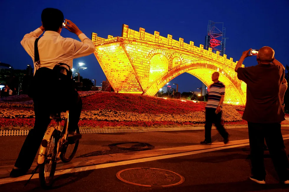 Kunstinstallasjonen «Golden Bridge on Silk Road» er satt opp i forbindelse med «Belt and Road Forum» i Beijing. Statsledere fra rundt 30 land vil delta på konferansen denne uken. Foto: Thomas Peter/Reuters/NTB Scanpix