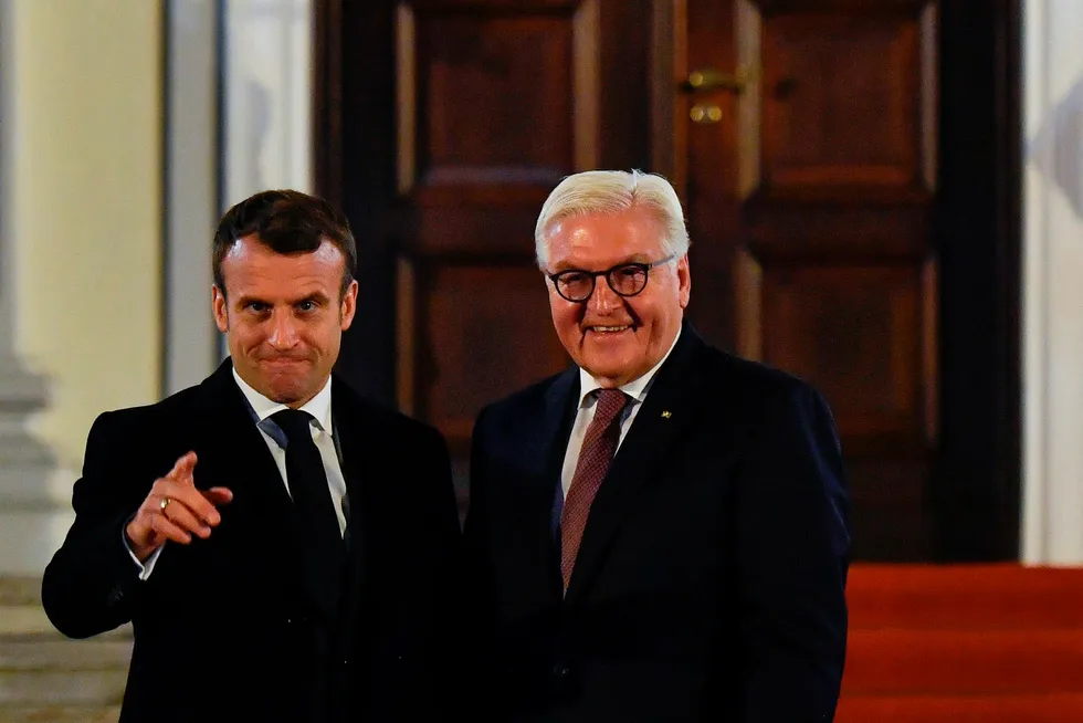 Tysklands president Frank-Walter Steinmeier (til høyre) ønsket den franske presidenten Emmanuel Macron velkommen i Berlin sist søndag.