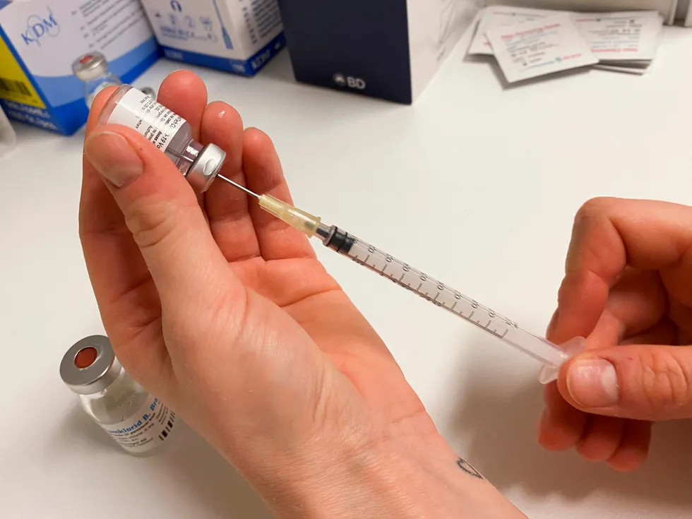 Sprøyter med Covid-19 vaksine fra Pfizer / Biontech klargjøres til vaksinasjon på et sykehjem i Oslo.
