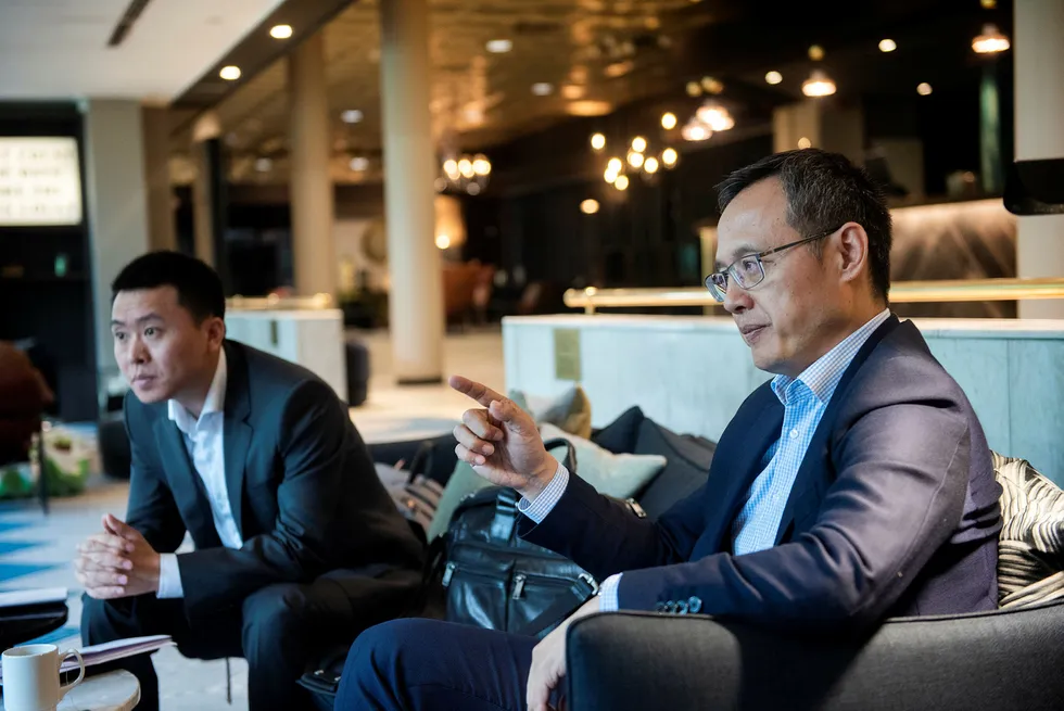 Huawei fortsetter med sine planlagte produktlanseringer til tross for president Trumps forbud mot å la Huawei bruke den amerikanske mobilplattformen Android. Yanmin Wang (til høyre), sjef for Huaweis forbrukerelektronikk i Norden, Canada og sentrale Øst-Europa og Tom Tang i Huawei Norge.