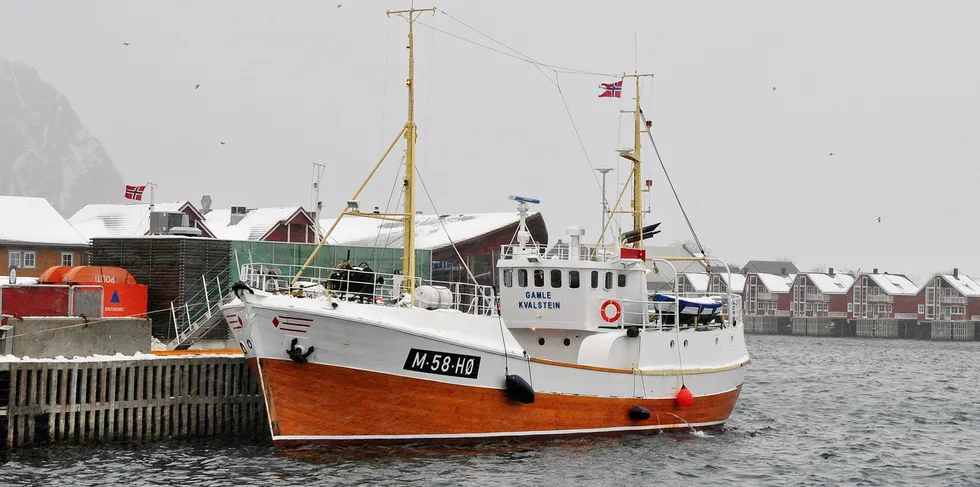 «Gamle Kvalstein» har lang fartstid for Havforskningsinstituttet, men rederiet har denne gangen støtt på sertifikat-utfordringer. Her er båten fotografert under innsamling av torskeprøver i Svolvær.