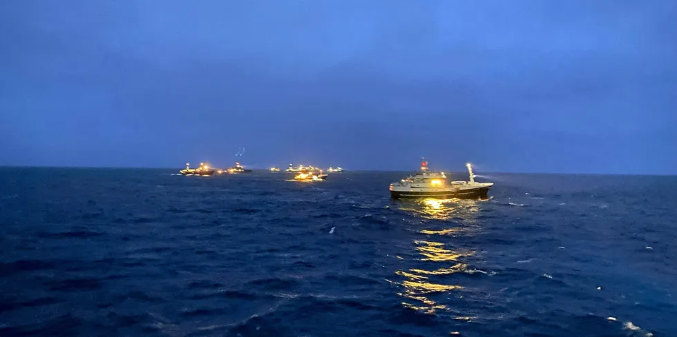 Elleve fiskebåter deltok i letingen ledet av kystvaktskipet «Barentshav» nord for Bjørnøya. En fisker ble tirsdag kveld meldt savnet fra frysetråleren «Langenes», som er eid av rederiet Bluewild i Ålesund.
