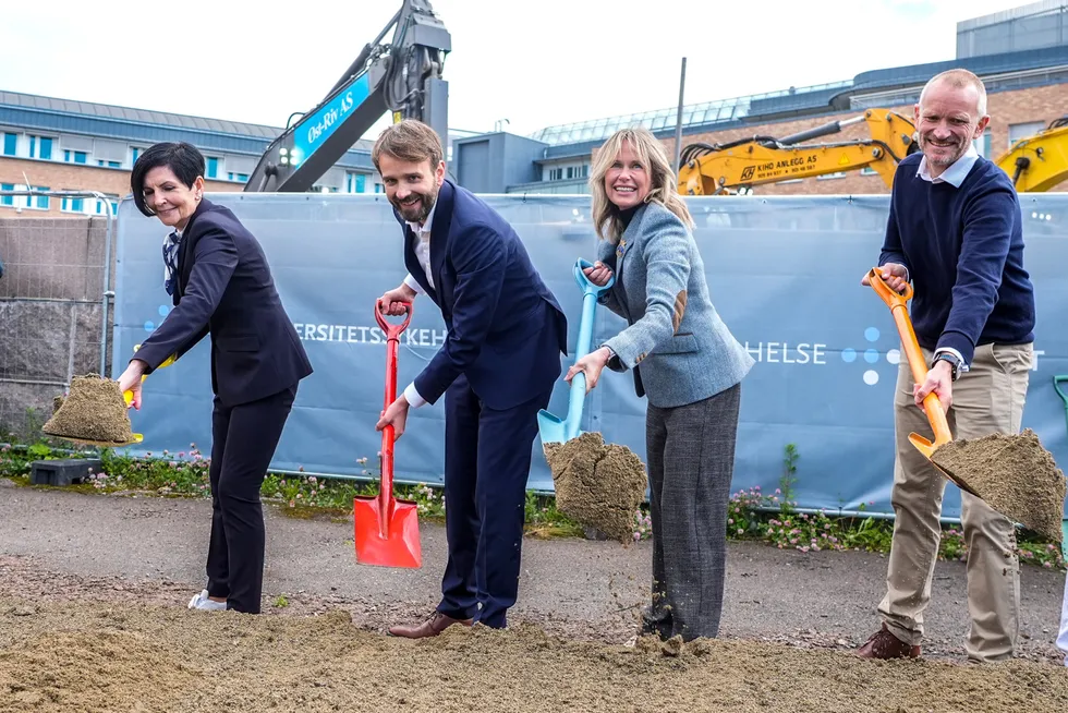 Helse- og omsorgsminister Jan Christian Vestre tar første spadetak på Nye Rikshospitalet med blant annet Oslos ordfører Anne Lindboe.