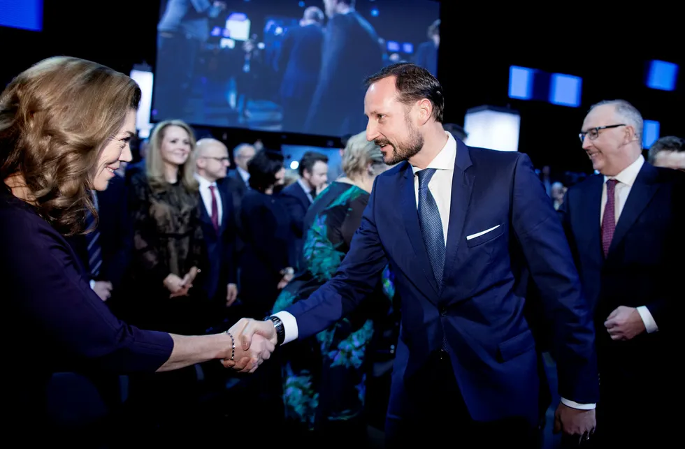 Kronprins Haakon ankom NHOs årskonferanse i Oslo Spektrum sammen med NHO-president Arvid Moss (helt til høyre). Her hilser kronprinsen på administrerende direktør i NHO, Kristin Skogen Lund. Foto: Ida von Hanno Bast