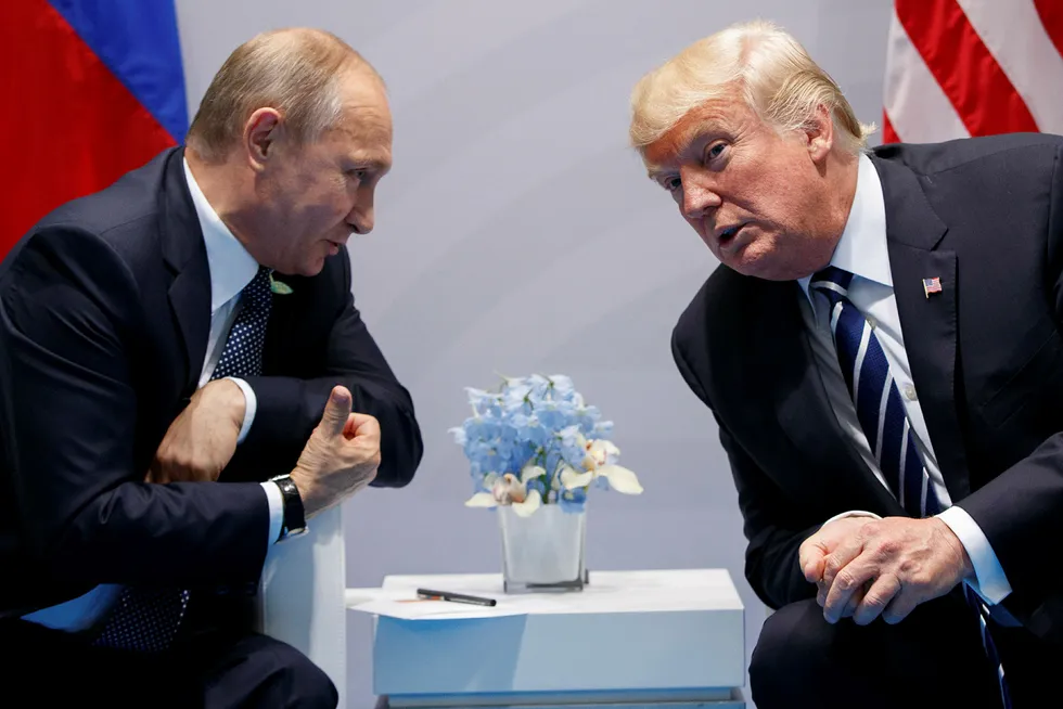 Kritikerne mener USAs president Donald Trump danser etter sin russiske kollega Vladimir Putins pipe i sanksjonsstriden. Her er de to avbildet under G20-toppmøtet i Hamburg i fjor sommer. Foto: Evan Vucci/AP/NTB Scanpix