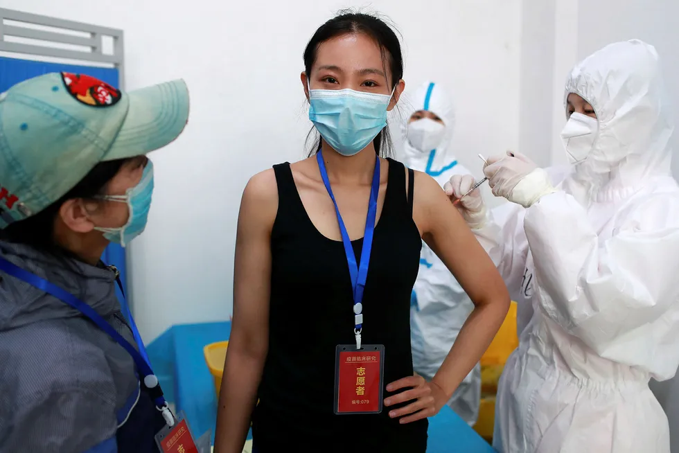 220 frivillige fra Wuhan vaksineres for å teste ut en ny kinesisk koronavaksine.
