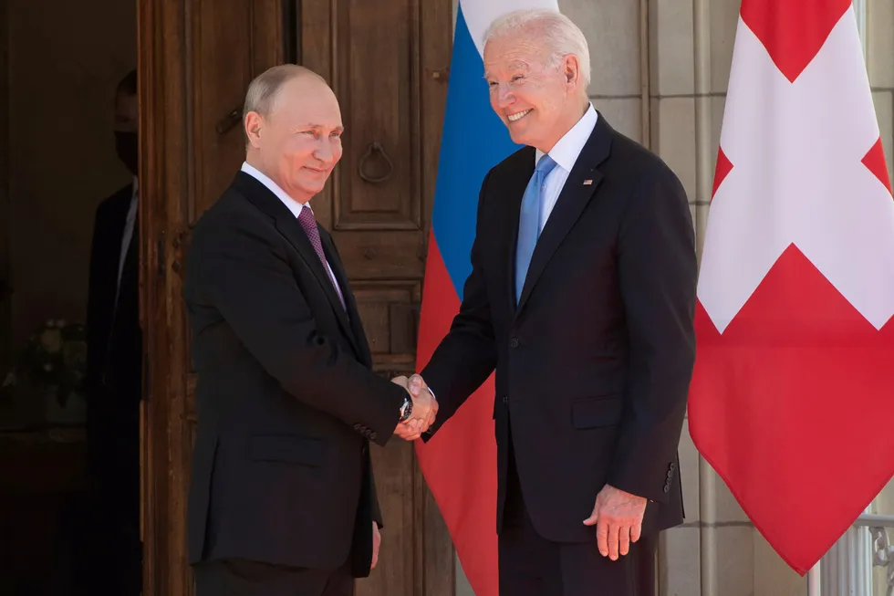 Presidentene Vladimir Putin og Joe Biden møttes i juni. Nå blir det et virtuelt toppmøte.