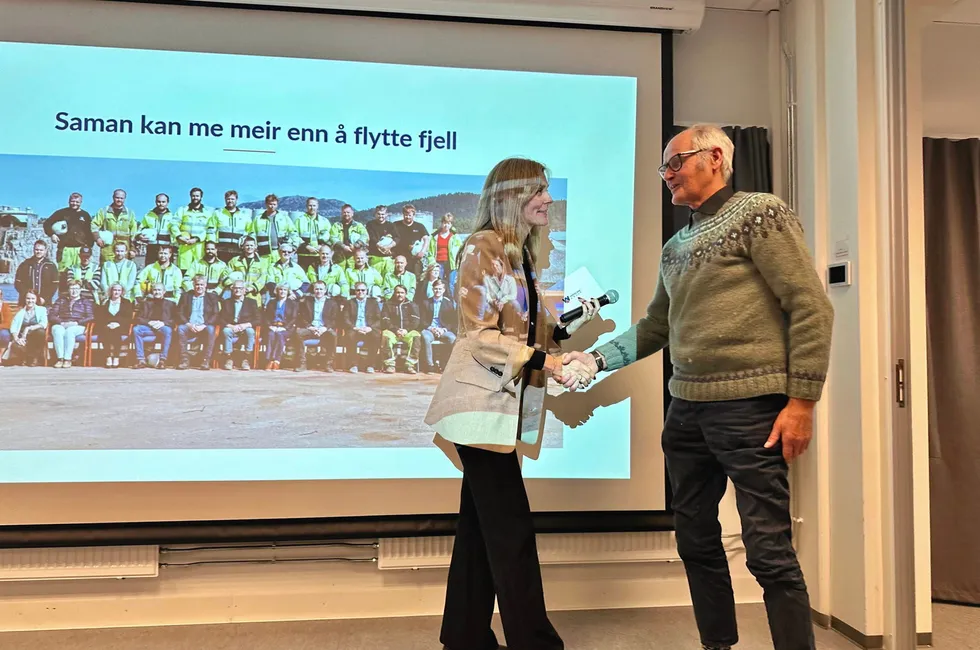 Margunn Bjørnestad er ny daglig leder i Wergeland Group. På bildet takker hun avtroppende daglig leder, Trygve Birkeland for innsatsen.