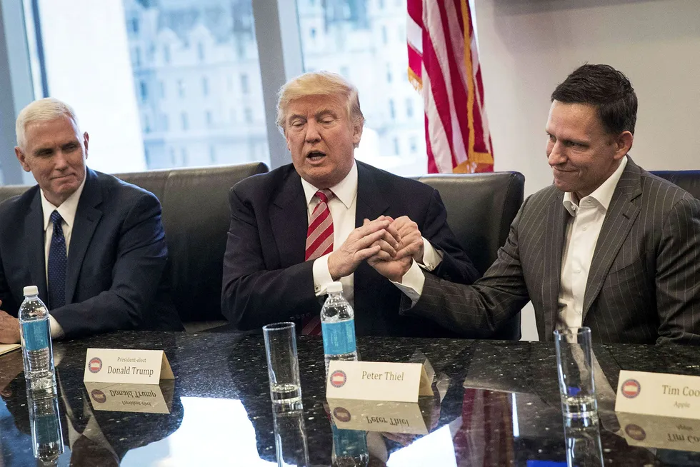 Peter Thiel har gitt Donald Trumps stab råd i teknologispørsmål. Her med Trump og kommende visepresident Mike Pence i desember i fjor. Foto: Drew Angerer/AFP/NTB Scanpix