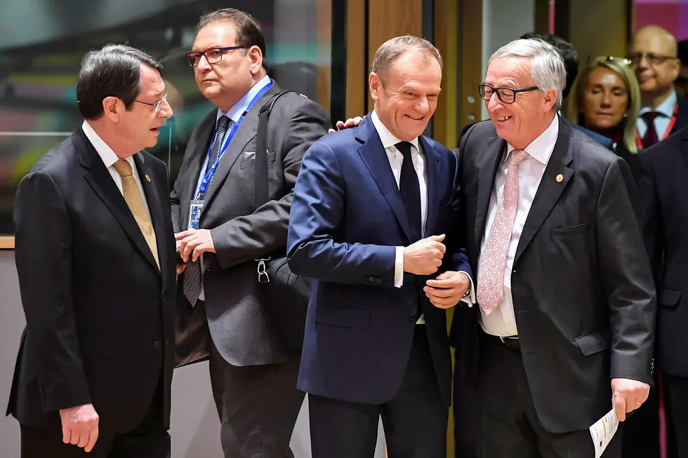 EUs president Donald Tusk sammen med Europakommisjonens president Jean-Claude Juncker på toppmøtet i Brussel 14. desember. Foto: Geert Vanden Wijngaert / AP / NTB scanpix