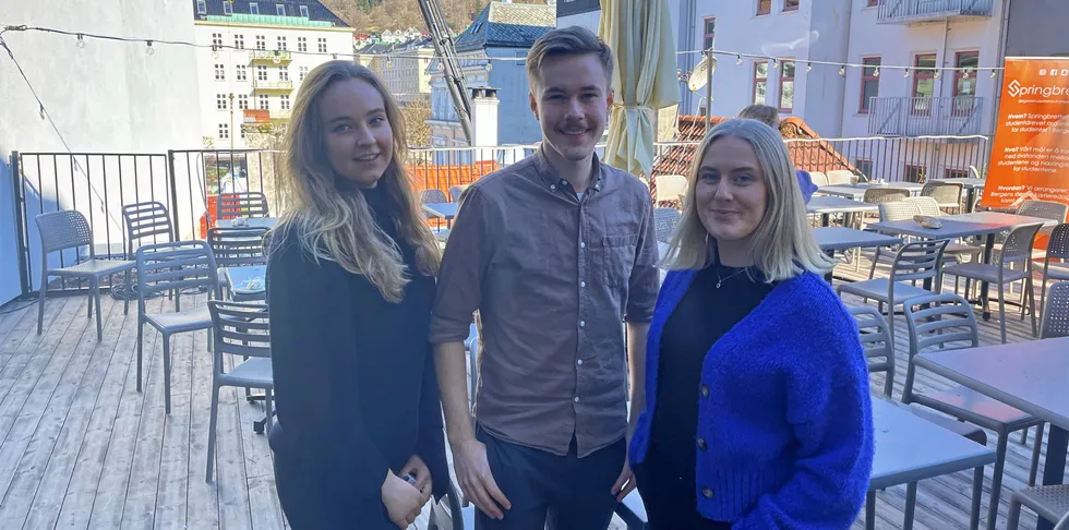 Studentene Janicke Eckhoff, Tarjei Svalbjørg og Hanna Rørtveit skal jobbe seks måneder i et prosjekt for Sjømat Norge.