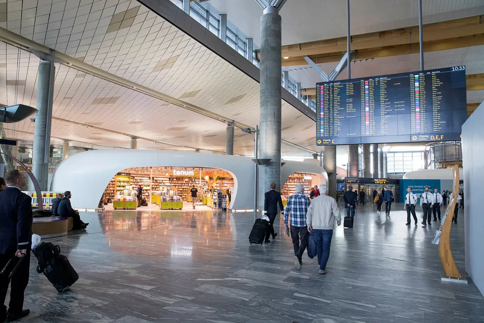 Feil med bagasjebåndene fører til ekstra ventetid for passasjerer som skal levere fra seg bagasjen, melder Oslo Lufthavn Gardermoen. Illustrasjonsbilde fra Gardermoen. Foto: Kallestad, Gorm