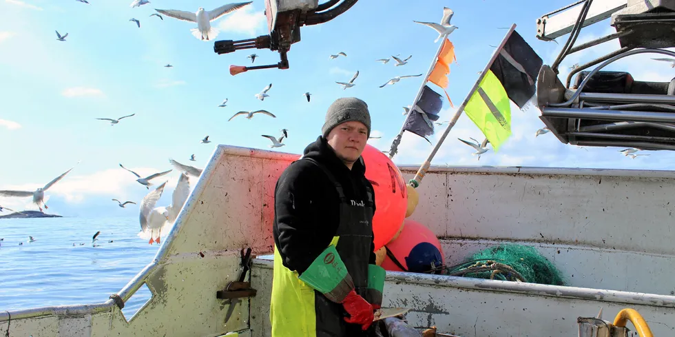 Tobias Olsen (22) nyter frihetsfølelsen det gir å være sjarkfisker. Han har flyttet fra Namsos til Nesøya på Helgeland for å være mannskap på 35-fotingen «Nesøyfjord».