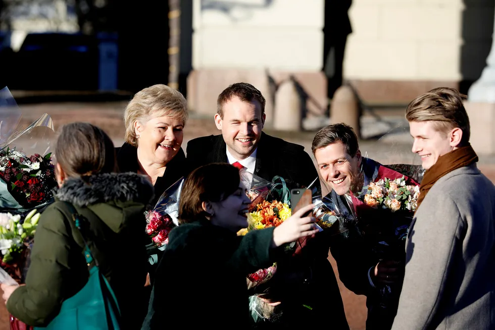 KrFU-leder Edel-Marie Haukland sikret seg en selfie med Kjell Ingolf Ropstad, Knut Arild Hareide og statsminister Erna Solberg på slottsplassen fredag.