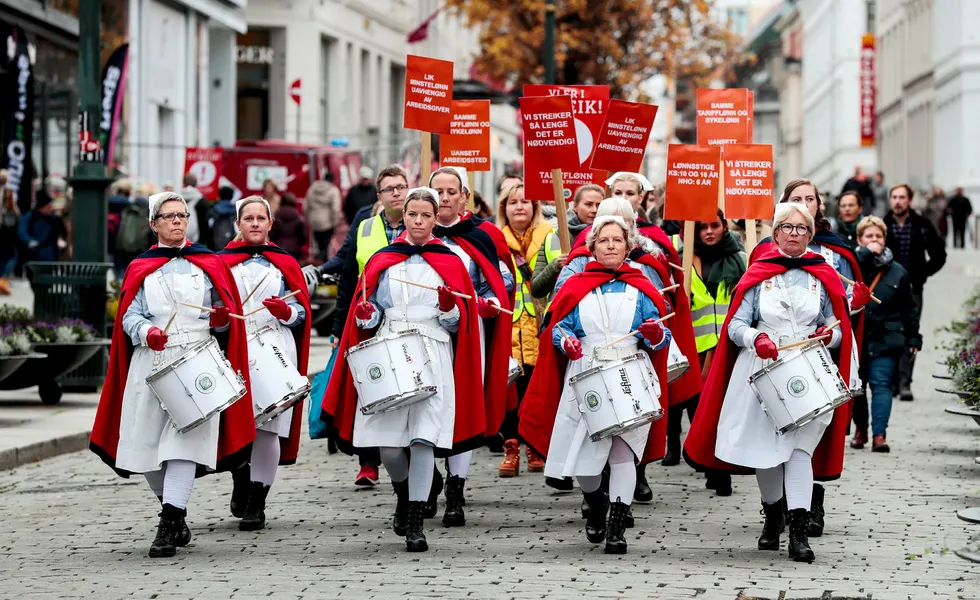 Sverige har en betydelig lavere andel sykepleiere enn Norge, skriver artikkelforfatteren. Streikende sykepleiere demonstrerte utenfor Stortinget i Oslo i november 2018.