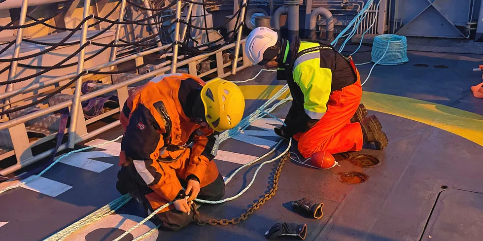 Indre kystvakt sørger for å holde Frakkfjorden fri for bøyer når bruken av fjorden kolliderer med lokalt fiskeri.