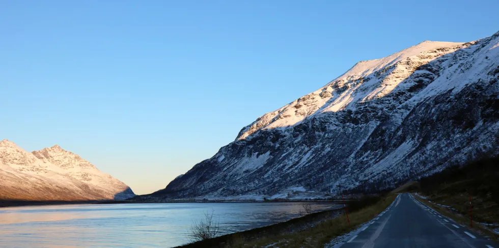 Troms og Finnmark får 57 millioner til vedlikehold av fylkesveier. Her fra fylkesvei 347 på Arnøya i Troms.