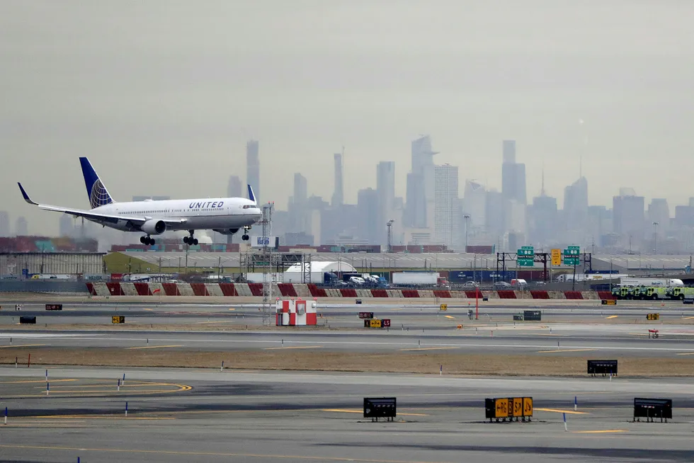 Et United Airlines fly lander på Newark Liberty International Airport i New Jersey, utenfor New York.
