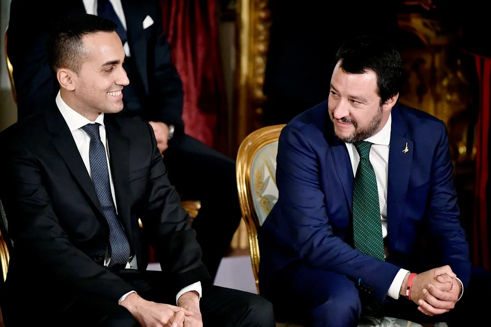 Luigi Di Maio (31, til venstre), innenriksminister og lederen for den italienske Femstjernersbevegelsen, og Matteo Salvini (45), industri- og arbeidsminister fra det høyrenasjonale partiet Ligaen ønsker ikke å stramme inn på pensjonsordningene. Foto: Alberto Pizzoli/AFP/NTB Scanpix