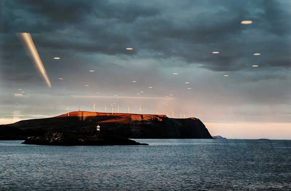 Utviklingen av grønn energi kan komme flere til gode med et bedre kraftnettverk i Europa, ifølge Senter for fornybar energi. Her passerer Hurtigruten vindmøller langs Finnmarkskysten.