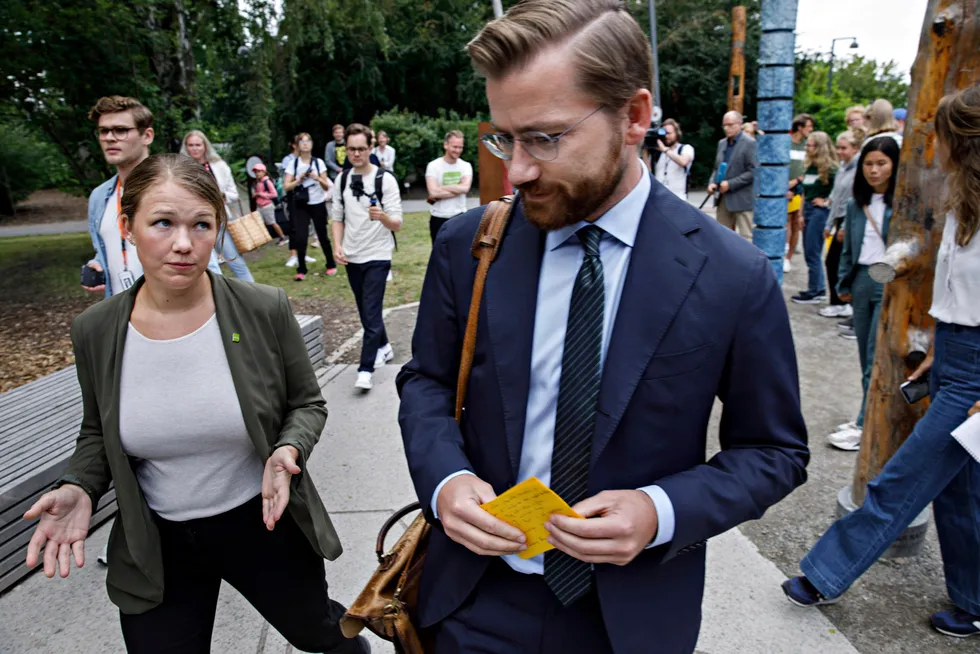 Klima og miljøminister Sveinung Rotevatn fra Venstre ble møtt av MDGs Une Aina Bastholm (tv), Lan Marie Berg og medlemmer av MDG da han kom til Klimahuset for mandagens pressekonferanse.
