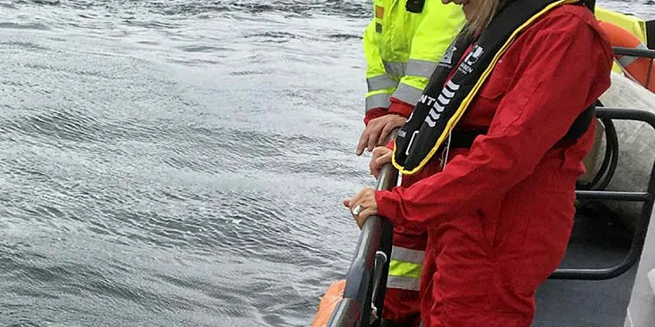 Anne Sæverud fra Havforskningsinstituttet intervjuer fisketurister i Hordaland i forbindelse med en kartlegging av fritids- og turistfisket i Norge.