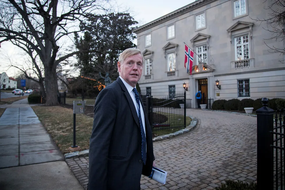 Norges ambassadør til USA, Kåre Aas, fotografert utenfor ambassaden i Washington.