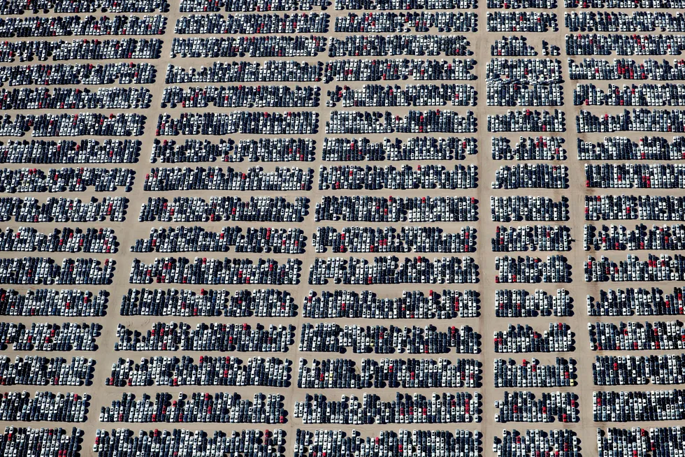 Her i Mojave-ørkenen i Victorville i California har Volkswagen parkert titusener av brukte Volkswagen- og Audi-dieselbiler som er kjøpt tilbake fra amerikanske kunder. Hva som blir den endelige skjebnen til bilene, er usikkert. Foto: Lucy Nicholson/Reuters/NTB scanpix
