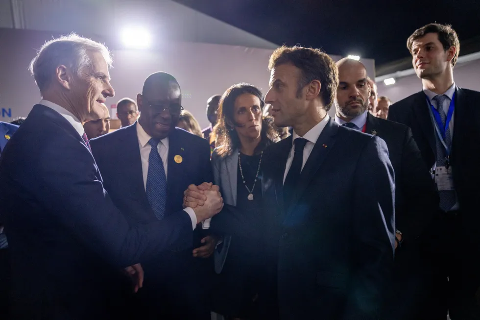 Frankrikes president Emmanuel Macron (til høyre) har tatt initiativ til et all-europeisk forum, EPC, der Norge og statsminister Jonas Gahr Støre (Ap) bør spille en enda større rolle, skriver artikkelforfatteren.