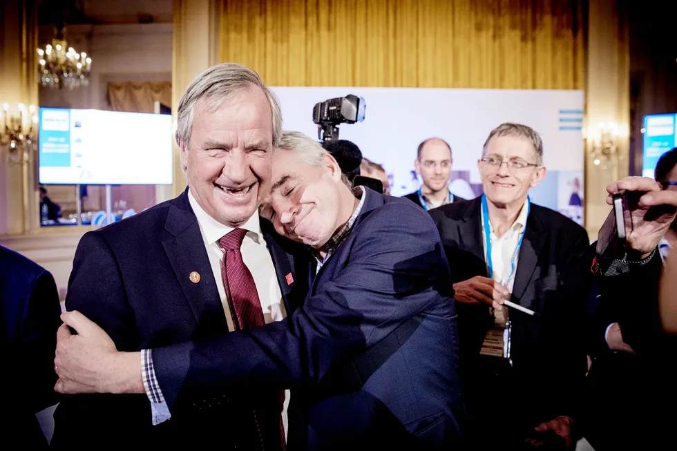 Norwegian-sjef Bjørn Kjos blir omfavnet av Michael O'Leary i Ryanair under Airlines for Europe sin årlige konferanse. Foto: Gunnar Lier