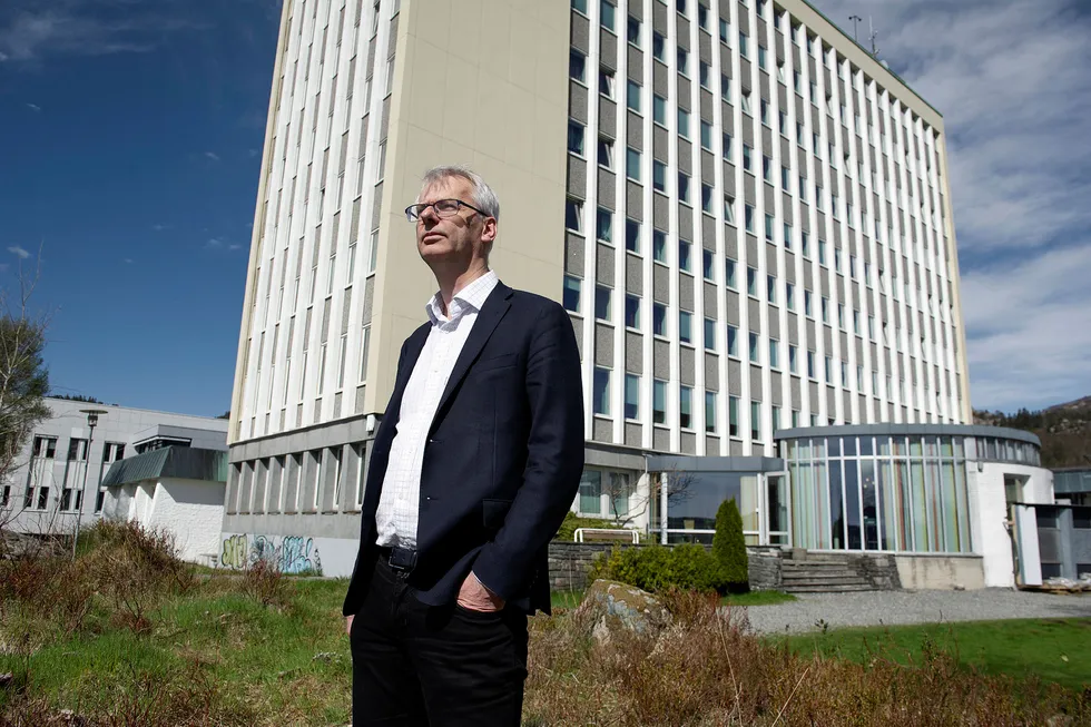 Rektor Øystein Thøgersen ved NHH forteller at rektoratet tar miljøsaken på alvor. Foto: Helge Skodvin