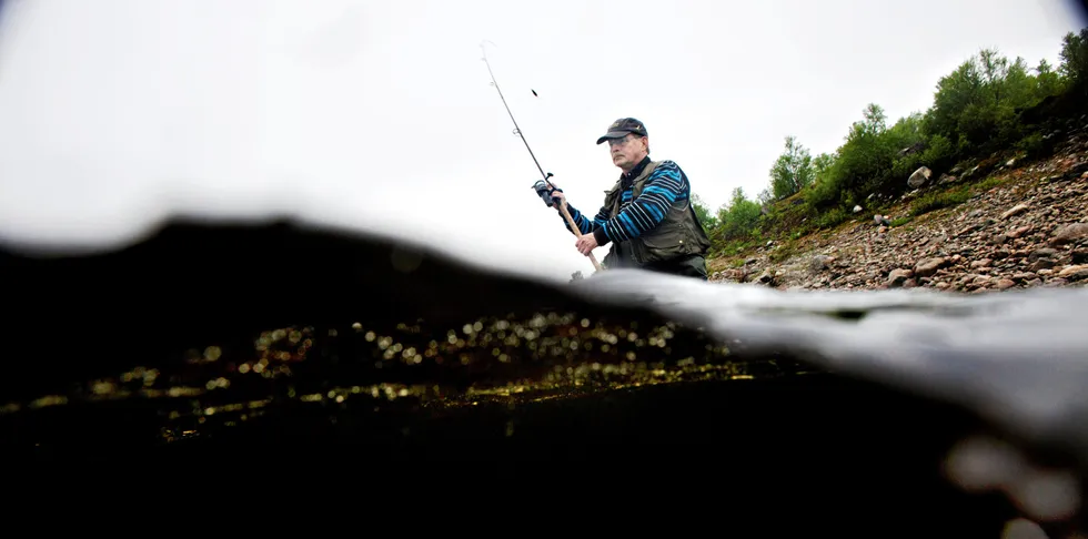 Fisker etter laks i Storfossen i Tana-vassdraget.