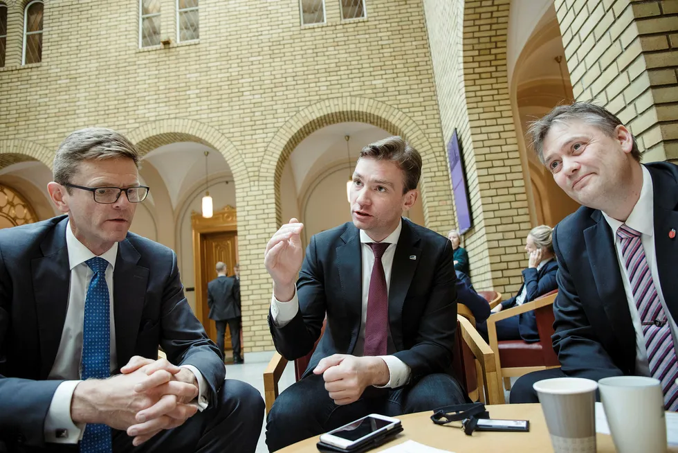 Terje Breivik, Henrik Asheim og Jan Steinar Engeli Johansen fortalte om det nye tiltaket i Vandrehallen på Stortinget.