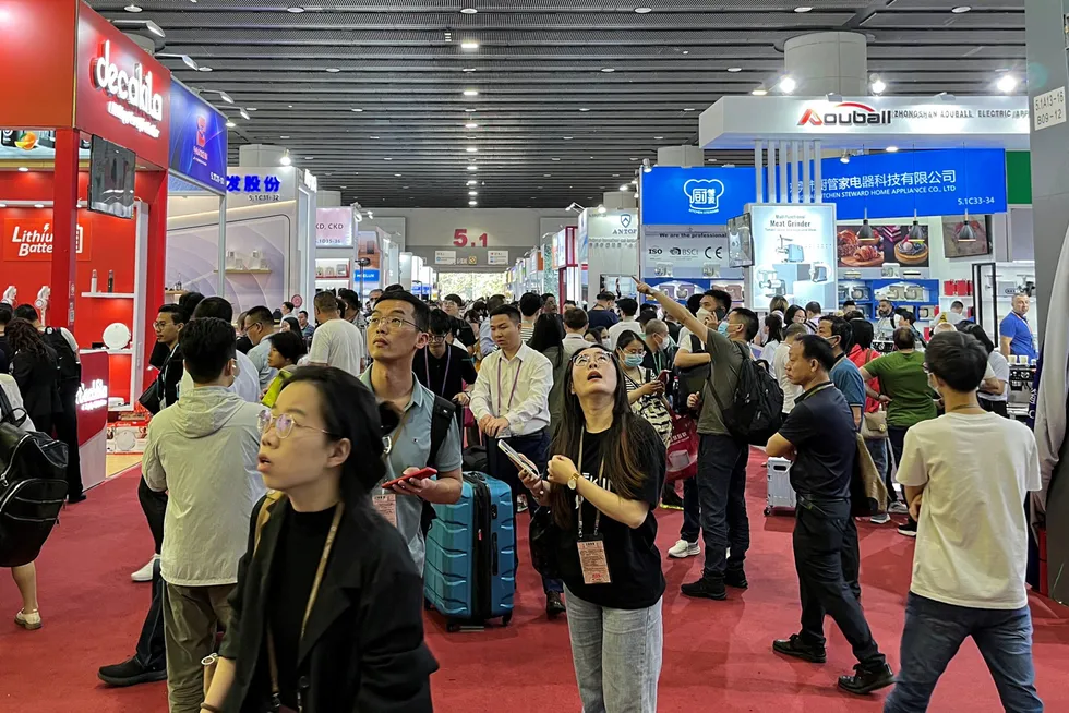 Nesten tre millioner besøkende har vært innom messehallene på Canton Fair i Kina, en av verdens største og mest innflytelsesrike handelsmesser. Siden 1957 har denne vært et viktig knutepunkt for internasjonal handel og økonomisk samarbeid.