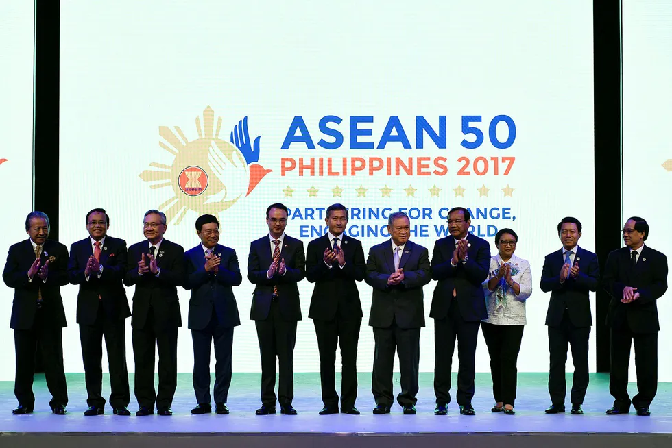 Fra venstre: Utenriksministrene Anifah Aman (Malaysia), U Kyaw Tin (Myanmar), Don Pramudwinai (Thailand), Pham Binh Minh (Vietnam), Alan Peter Cayetano (Filippinene), Vivian Balakrishnan (Singapore), Lim Jock Seng (Brunei), Prak Sokhonn (Kambodsja), Retno Marsudi (Indonesia), Saleumxay Kommasith (Laos) og generalsekretær i ASEAN, Le Luong Minh, under toppmøtet. Foto: POOL/Reuters