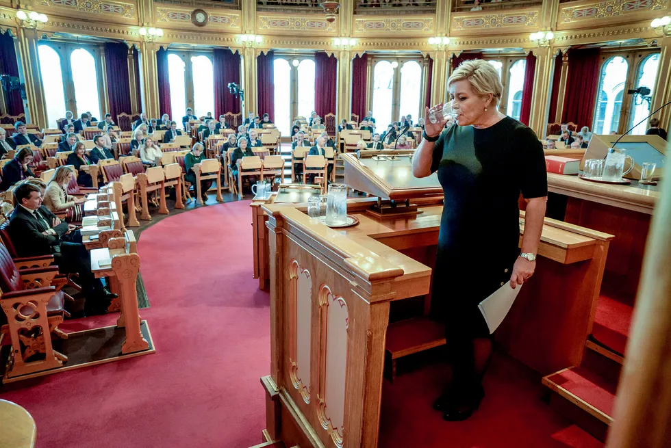 Finansminister Siv Jensen må svare Stortinget om hytteleieavtalen med Johan H. Andresen.