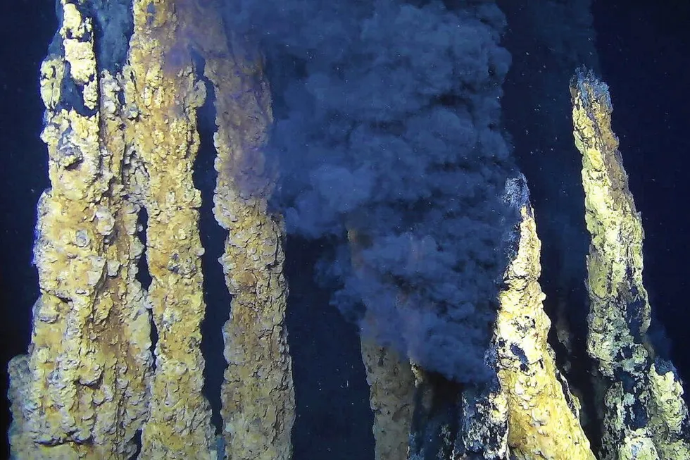 Hydrotermiske skorsteiner på havbunnen. Her finnes det viktige kilder til liv, forteller forskerne.
