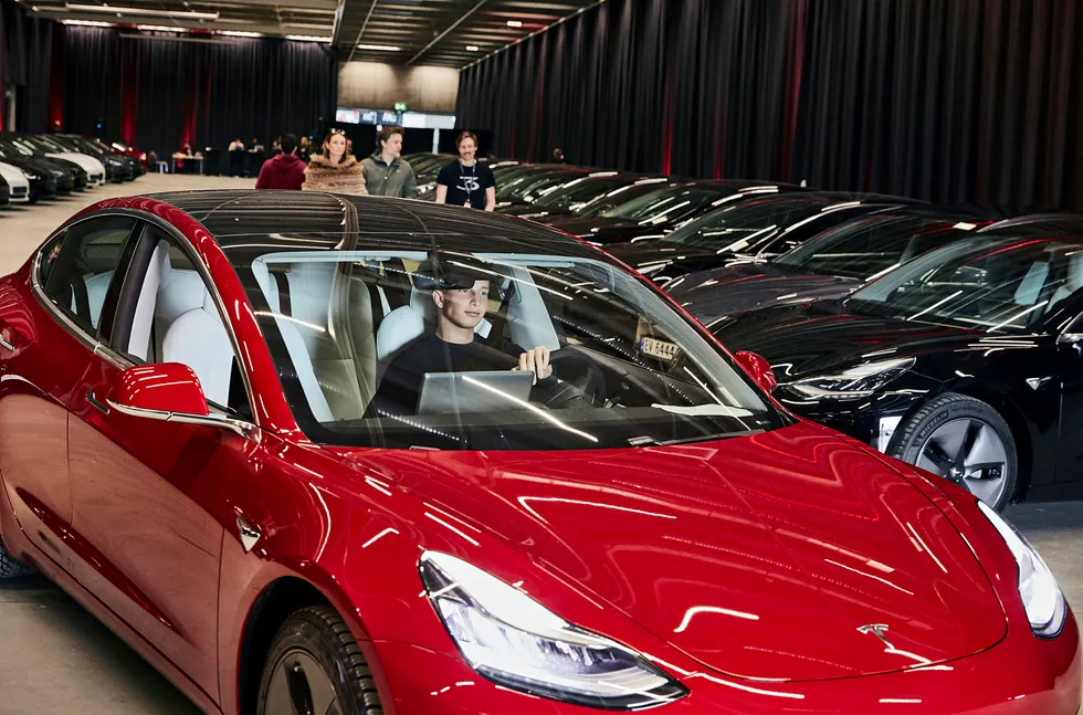 Eirik Larsen (21) brukte noen minutter før han fikk startet sin nye Tesla Model 3 som han lørdag skulle kjøre hjem til Nøtterøy.