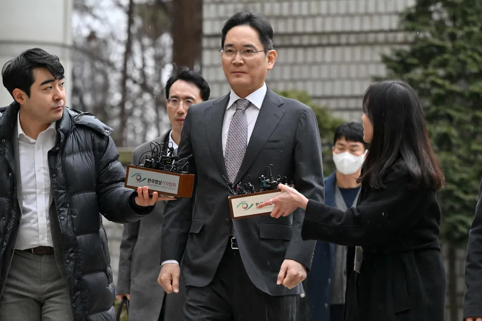 Samsung-konsernets styreformann Lee Jae-yong ble nylig frikjent for en rekke lovbrudd knyttet til sammenslåingen av sammenslåing av datterselskapene Samsung C&T og Cheil Industries. Påtalemyndigheten mente dette var et forsøk på å øke Lee-familiens kontroll i Samsung-gruppen og at mindre aksjeeiere ble overkjørt.