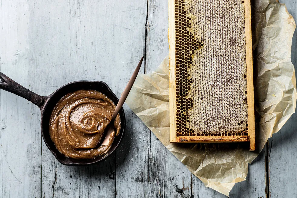 Jan Ivar Nykvist bruker honning til mer enn søtningsmiddel i den nye kokeboken «Maten vi deler.»