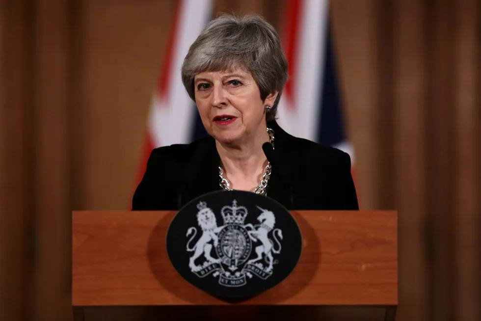 Statsminister Theresa May håper nå på drahjelp fra opposisjonsleder Jeremy Corbyn