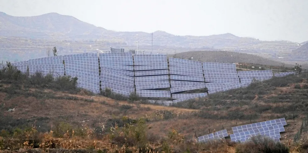 Solenergipanel ved landsbyen Donggou ved byen Shijiazhuang i Hebei-provinsen nord i Kina. Kina ligger i front når det gjelder bruk av solenergi. Nivået lå i 2023 like høyt i Kina som for resten av verden til sammen i 2022.