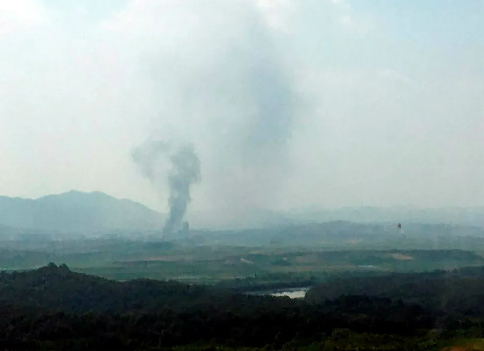 Røyk steg tirsdag opp fra den nordkoreanske byen Kaesong, der samarbeidskontoret for Nord- og Sør-Korea ble sprengt i lufta.