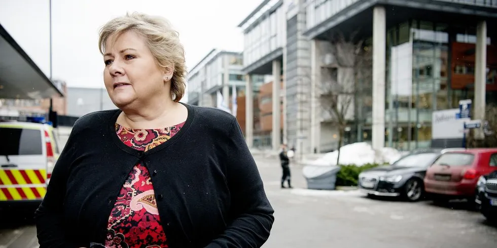 Statsminister Erna Solberg (H) vil konsekvensutrede de sårbare områdene i Nord-Norge. Hull i hodet, mener vi. Foto: Mikaela Berg