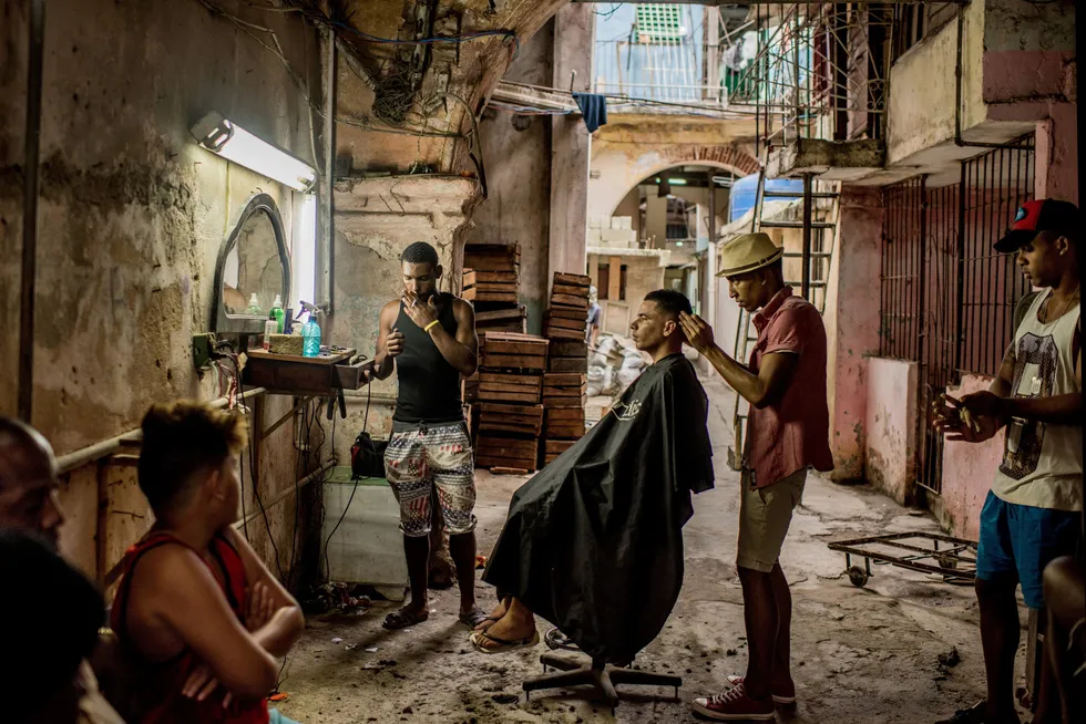 Gjennomsnittslønnen på Cuba er ifølge offisiell statistikk i dag 879 pesos, i underkant av 300 kroner. Dette bildet fra Havanna av fotograf Tomas Munita, The New York Times vant førsteprisen i kategorien "dagligliv" i fotokonkurransen World Press Photo.