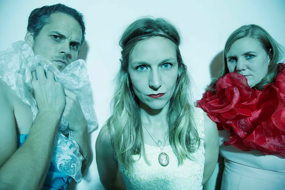 Rar lukt. Hedvig Mollestad Trio er i sitt ess på det nye albumet "Smells Funny", utgitt på jubilerende Rune Grammofon. Fra venstre: Ivar Loe Bjørnstad, Mollestad og Ellen Brekken.