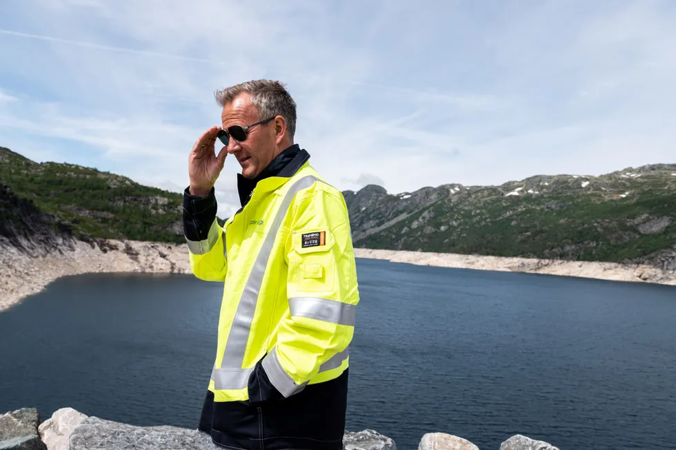 Anders Gaudestad, Agder Energis konserndirektør for kraftforvaltning, sier selskapet tar ansvar og sparer på vannet så godt det lar seg gjøre. Her er han ved Vatnedalsdammen i Bykle kommune.