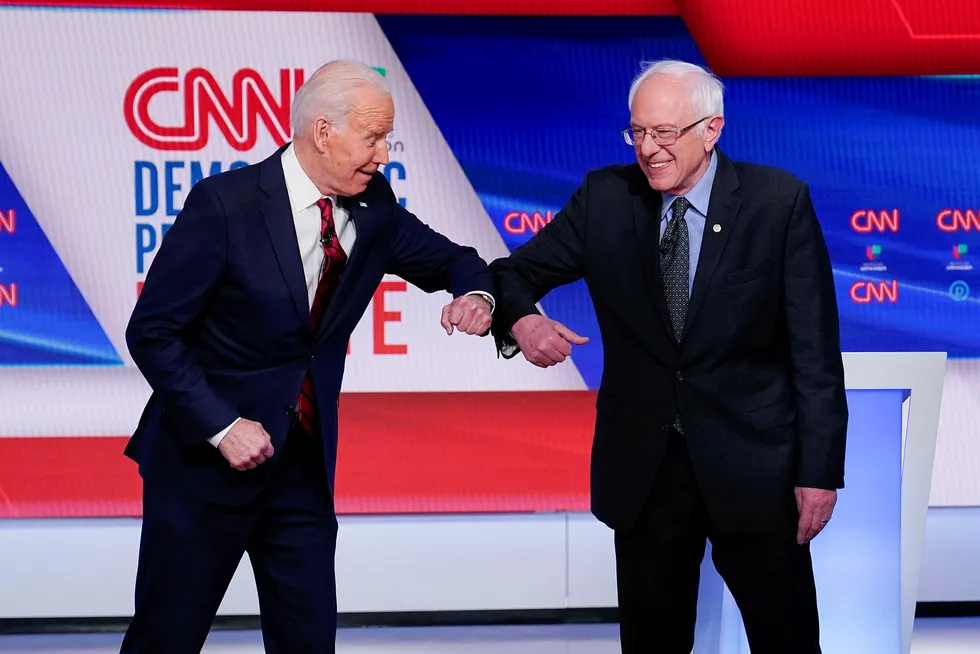 Tidligere visepresident Joe Biden (til venstre) gjør «korona-hilsen» med Bernie Sanders. Biden ligger godt an til å bli Demokratenes presidentkandidat, men også per i dag til å bli USAs neste president.