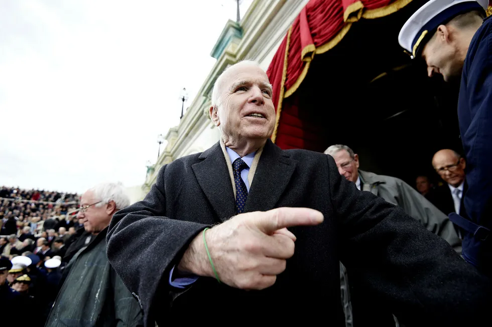 Senator John McCain advarer partfellen, president Donald Trump. Her under innsettelseseremonien for Trump sist måned. Foto: Saul Loeb/Reuters/NTB Scanpix